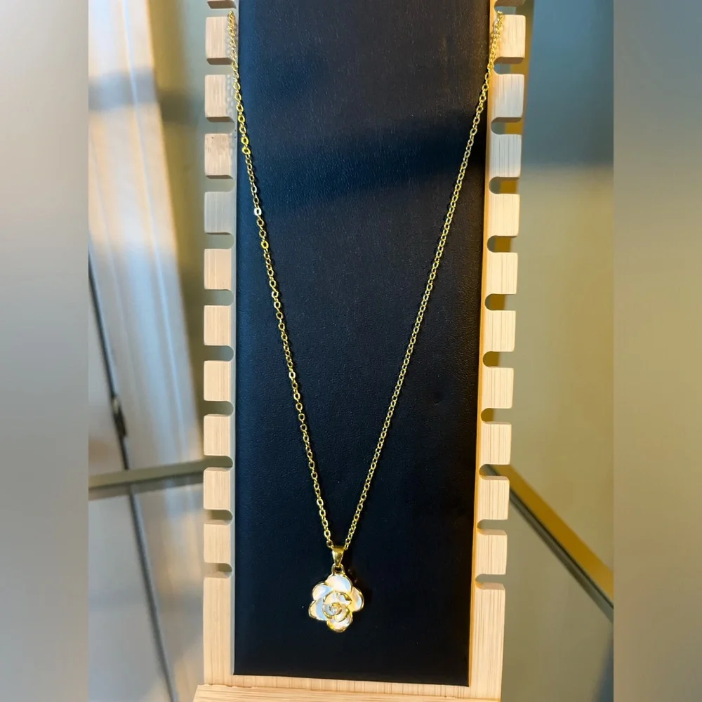 Gold plated 18in stainless steel necklace camellia white flower pendant